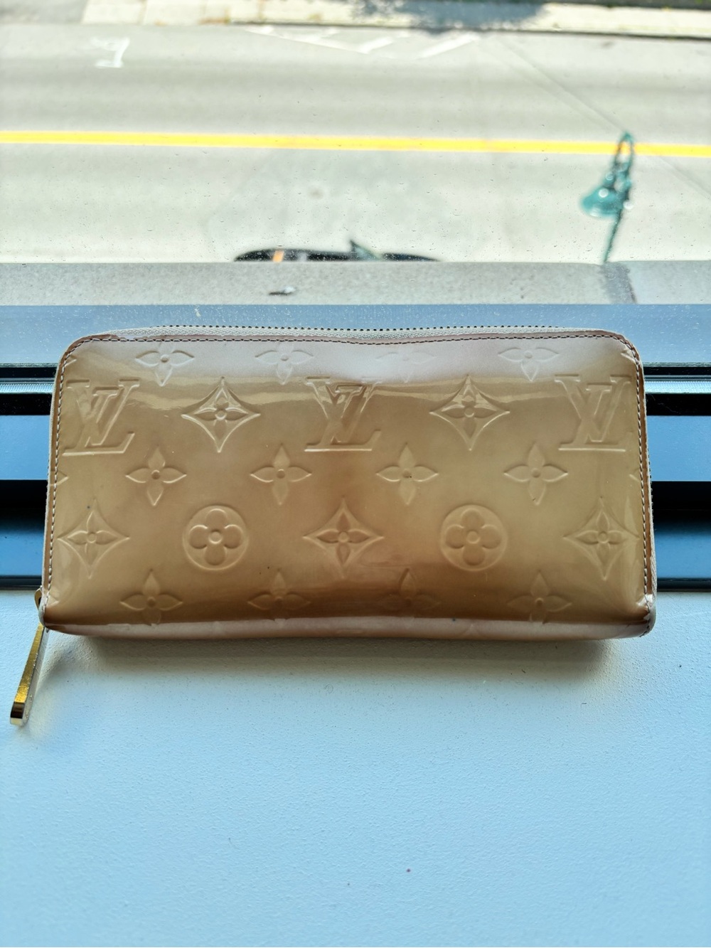 💛🥵GIVVY!! Louis Vuitton gold Vernis Monogram Zip Around Wallet
